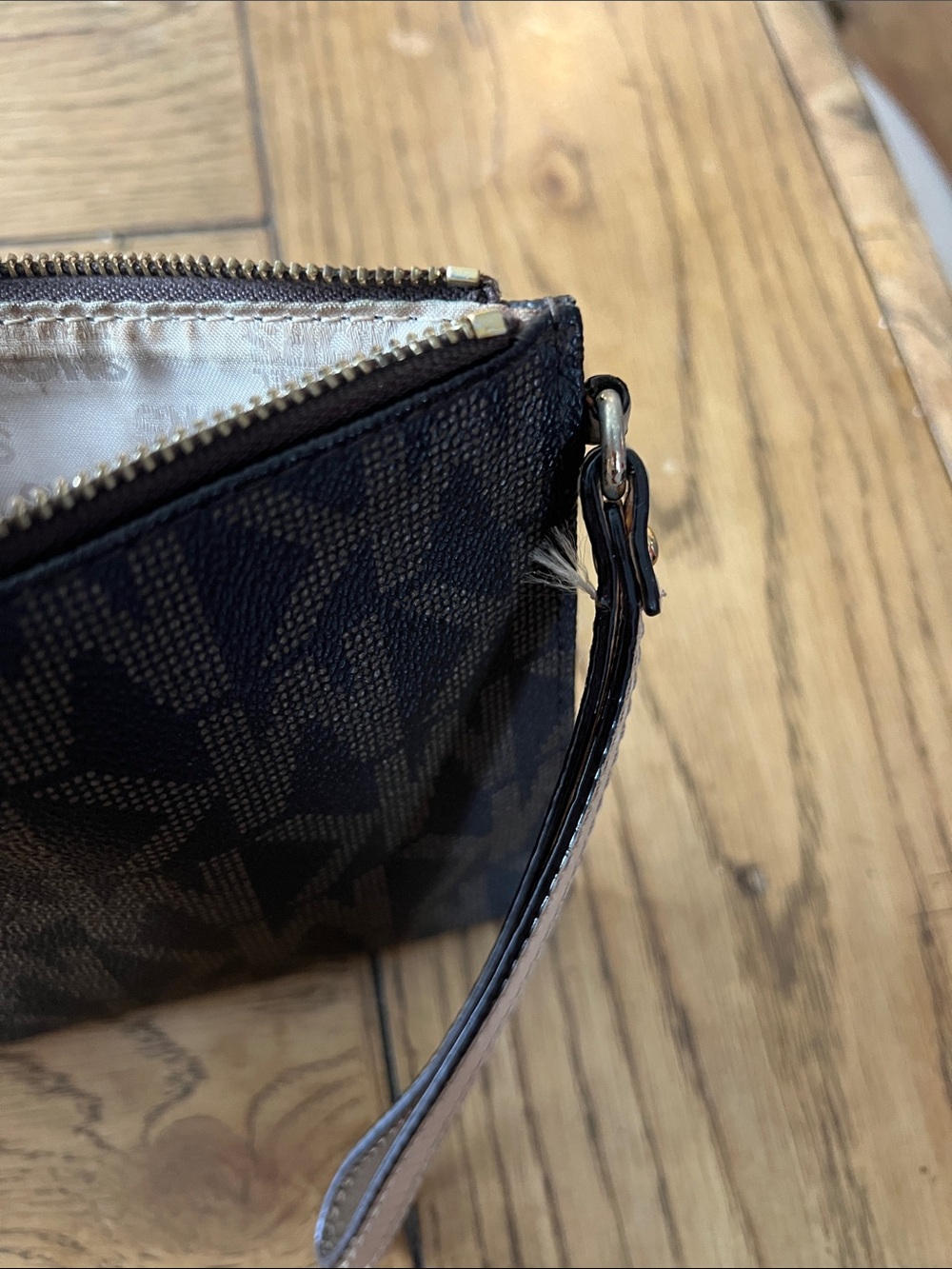 USED- Michael Kors Jet Set Signature Logo Wristlet - Picture 9 of 10